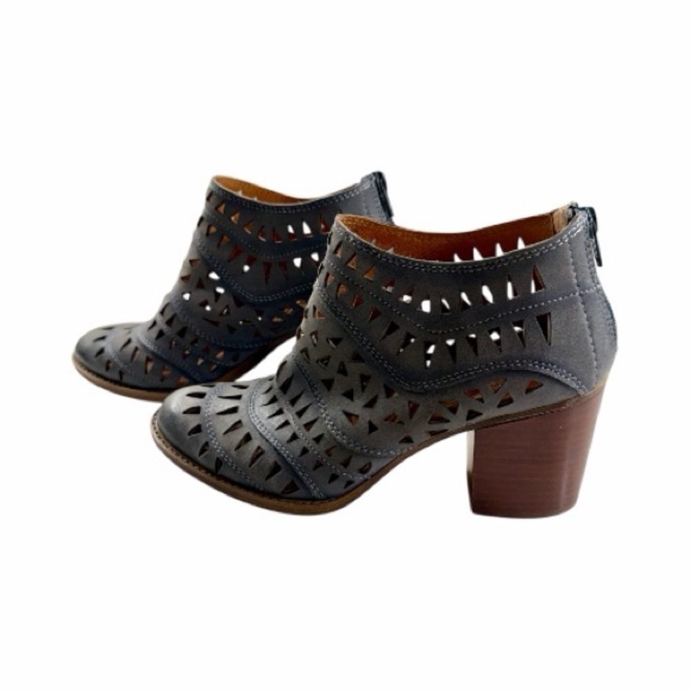 SOFFT, WESTWOOD II, LASER CUT BOOTIES IN GREY. SIZE 8 1/2M
